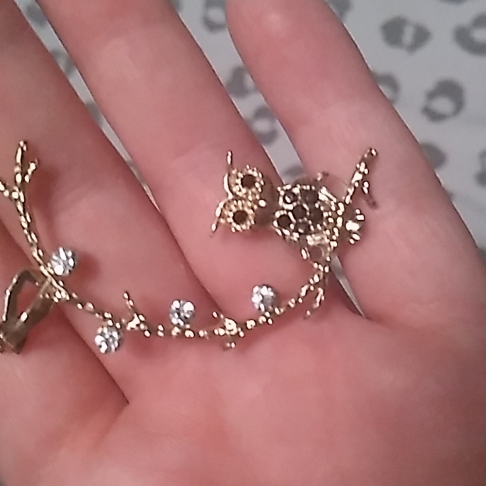 Nwot earring cuff for right ear. Never worn bought at Claire's boutique.. cute